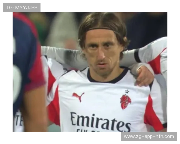 AC米兰围攻对方半场,莱奥射门被封 AC米兰围攻对方半场,莱奥射门被封