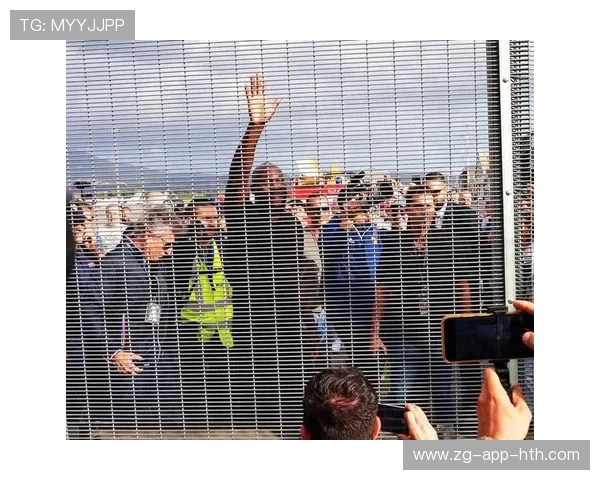 卢卡库强势起跳完成头顶攻门——力与美的完美结合 卢卡库强势起跳完成头顶攻门——力与美的完美结合